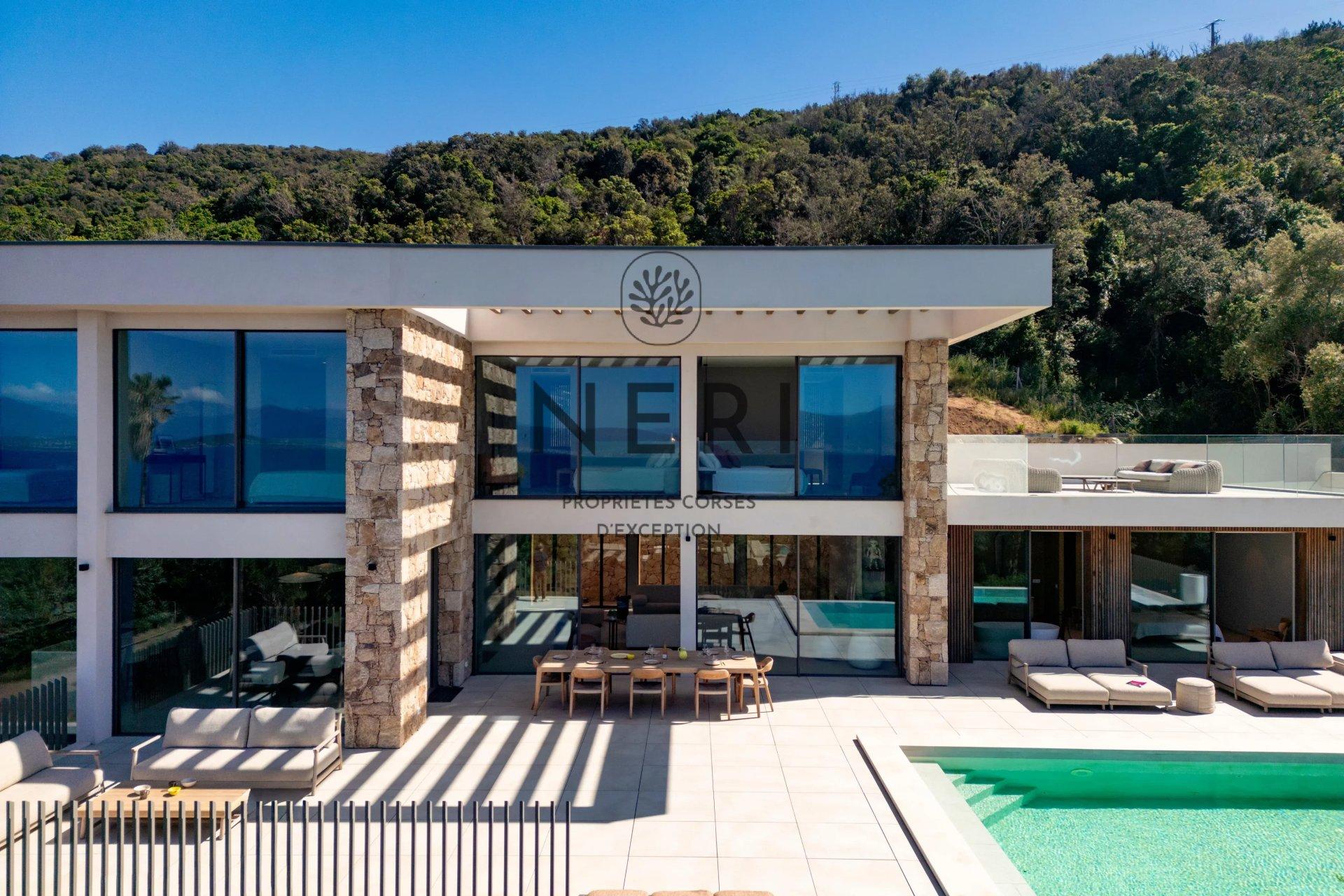 Villa DEA-  380 m² avec 6 chambres vue mer panoramique, pieds dans l'eau, piscine, terrain de pétanque